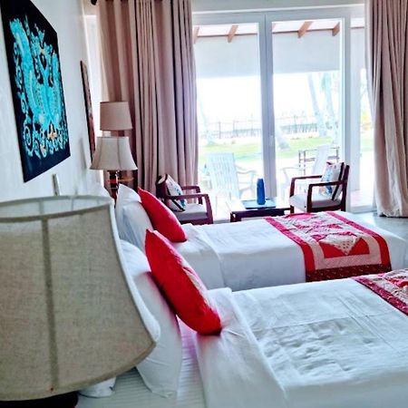 Arhimser Villa: Beachfront Bliss with Pool in Tangalle Exterior photo