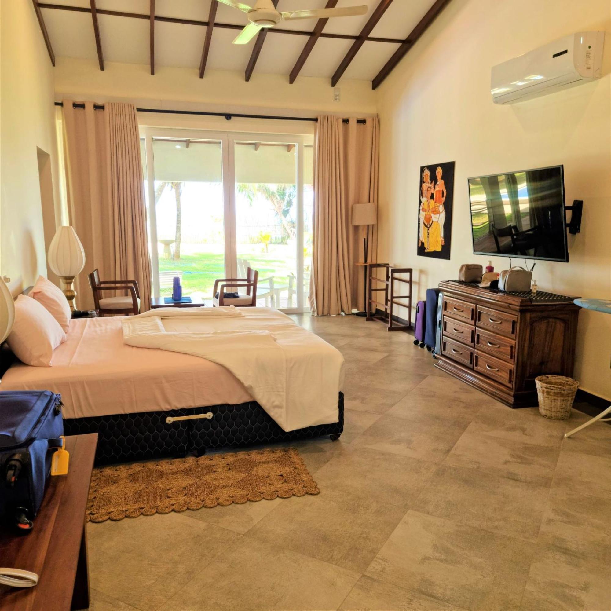 Arhimser Villa: Beachfront Bliss with Pool in Tangalle Exterior photo