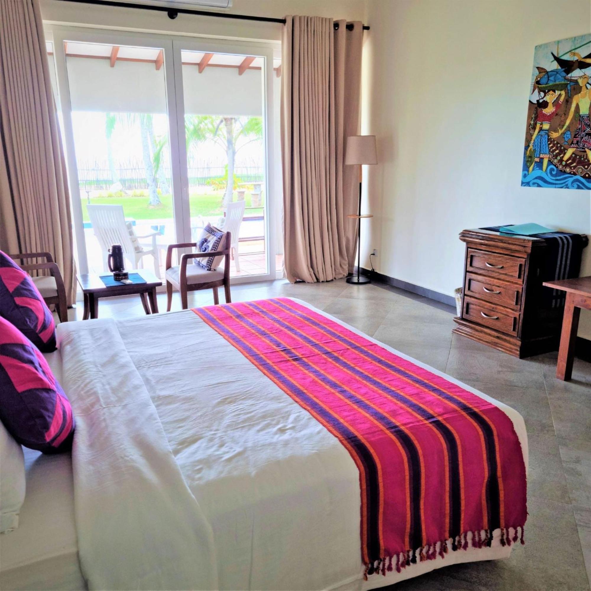 Arhimser Villa: Beachfront Bliss with Pool in Tangalle Exterior photo