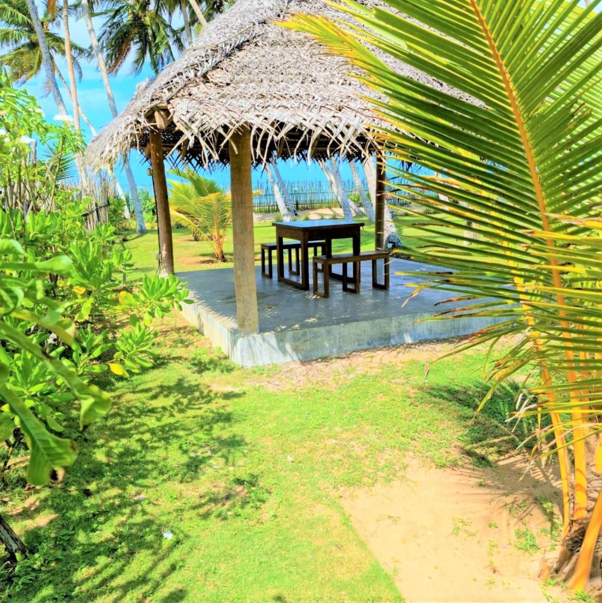 Arhimser Villa: Beachfront Bliss with Pool in Tangalle Exterior photo