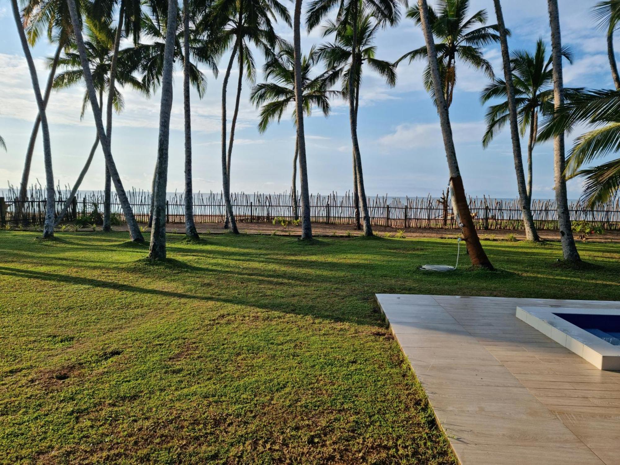 Arhimser Villa: Beachfront Bliss with Pool in Tangalle Exterior photo