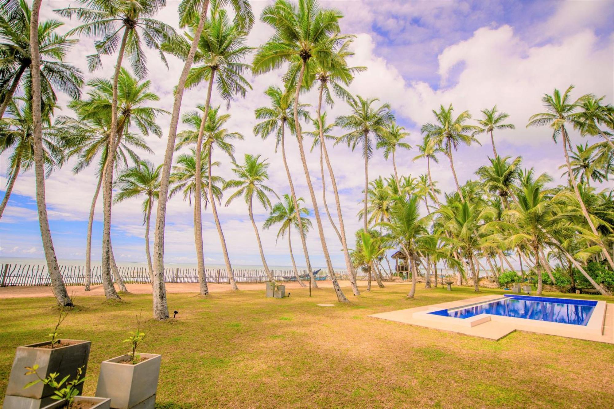 Arhimser Villa: Beachfront Bliss with Pool in Tangalle Exterior photo