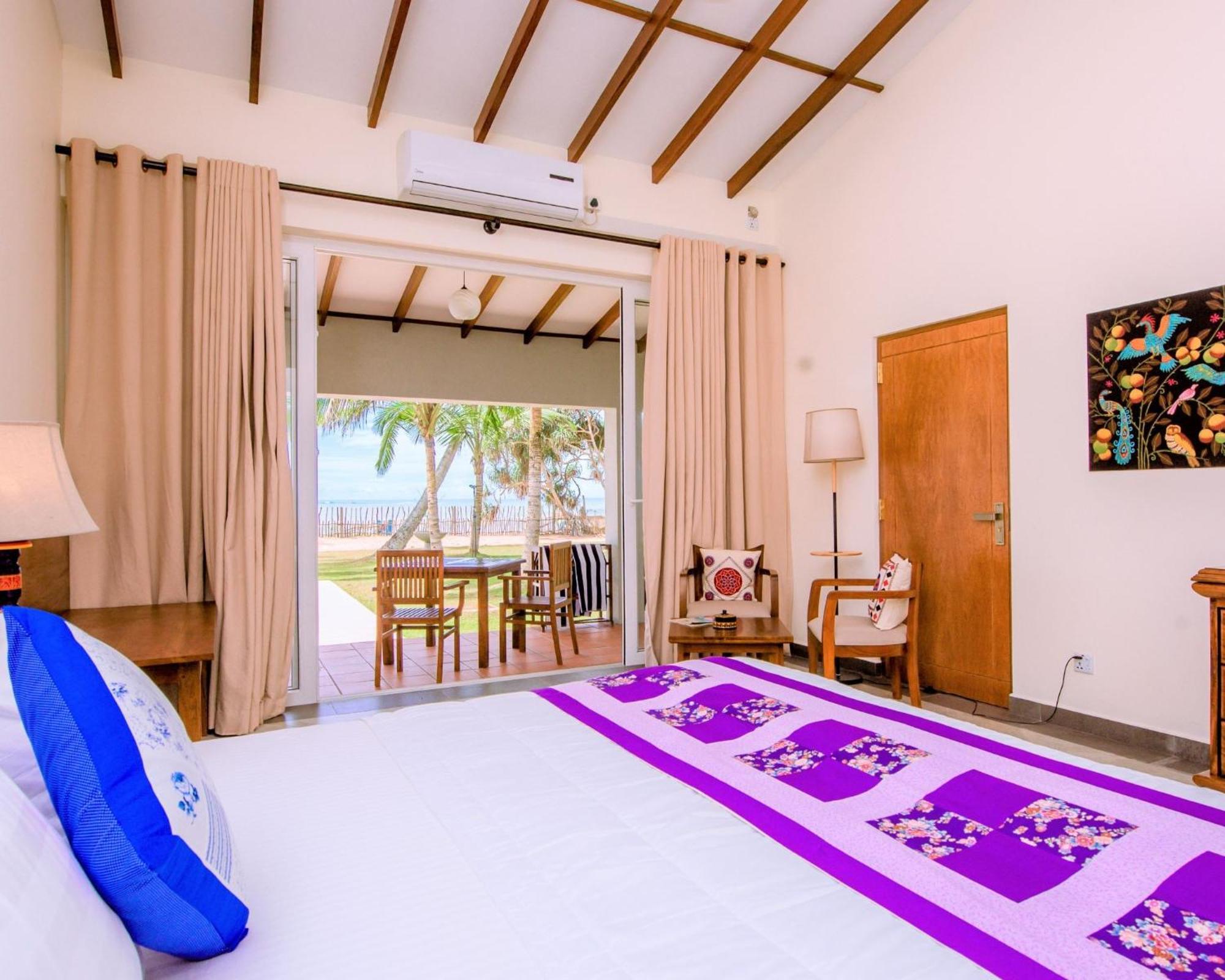 Arhimser Villa: Beachfront Bliss with Pool in Tangalle Exterior photo