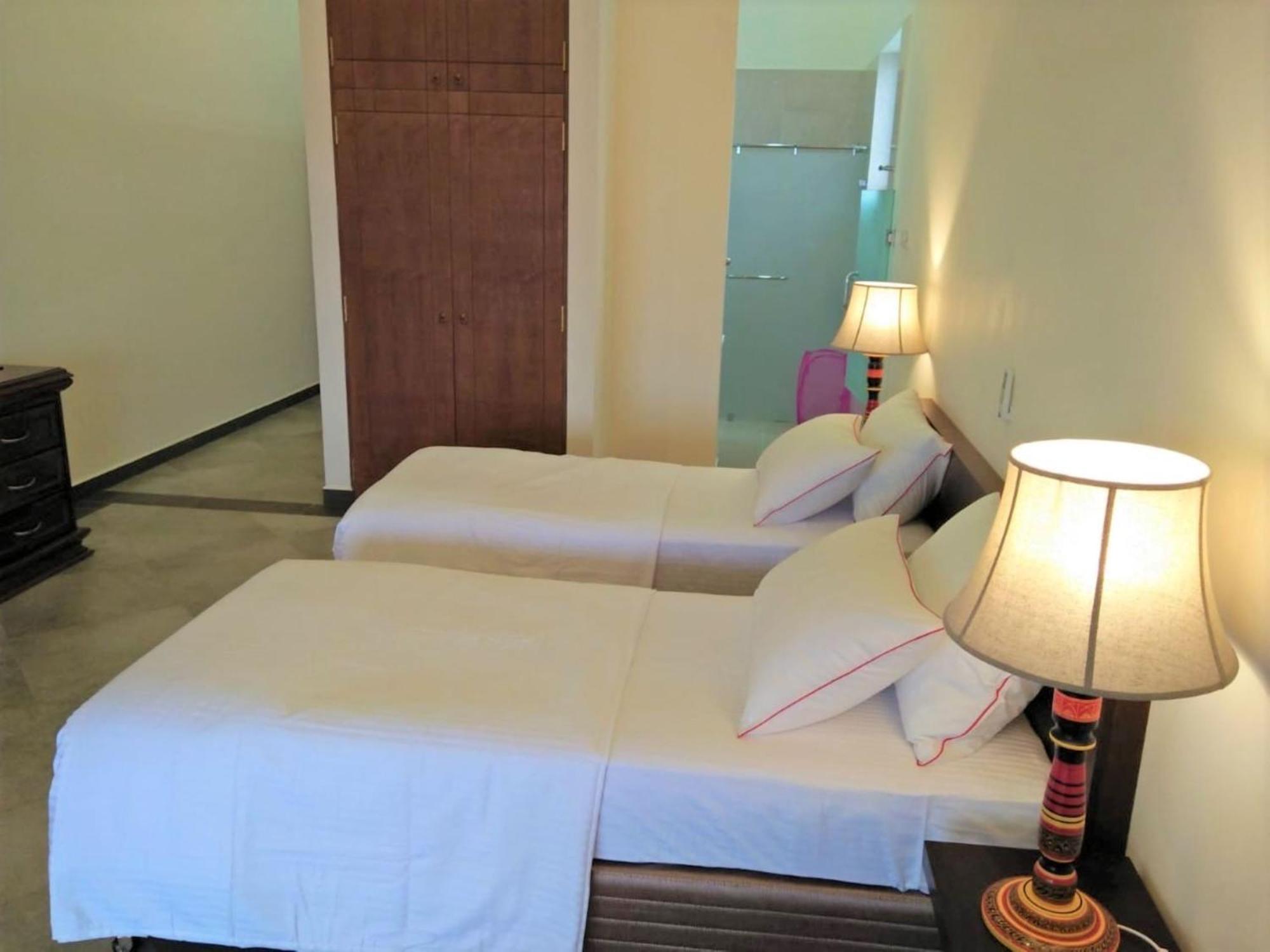 Arhimser Villa: Beachfront Bliss with Pool in Tangalle Exterior photo