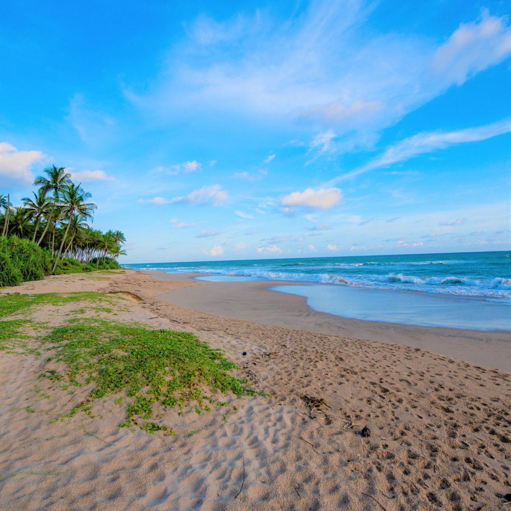Arhimser Villa: Beachfront Bliss with Pool in Tangalle Exterior photo