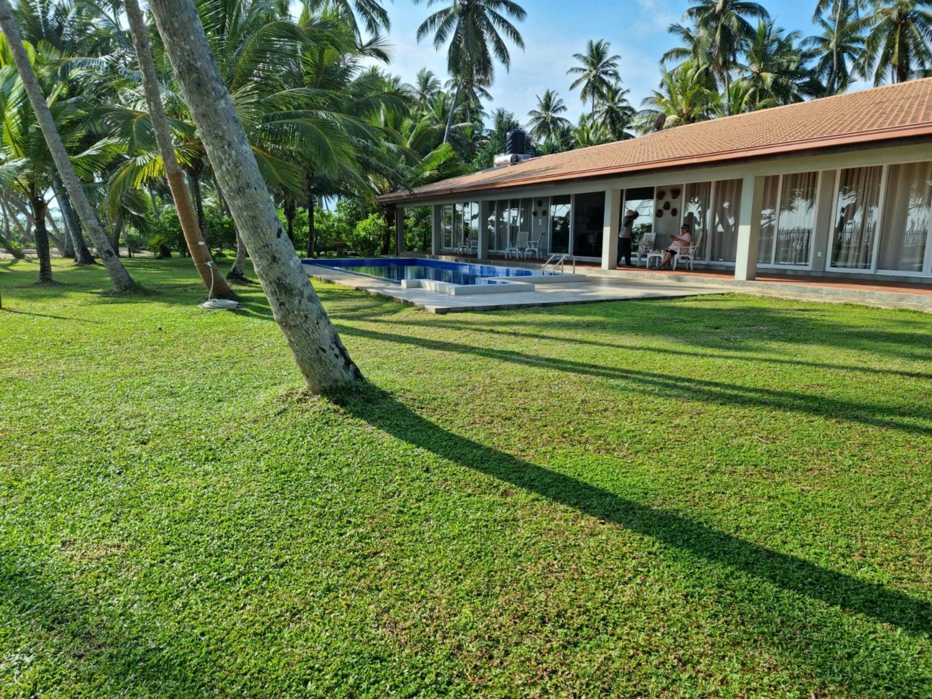 Arhimser Villa: Beachfront Bliss with Pool in Tangalle Exterior photo