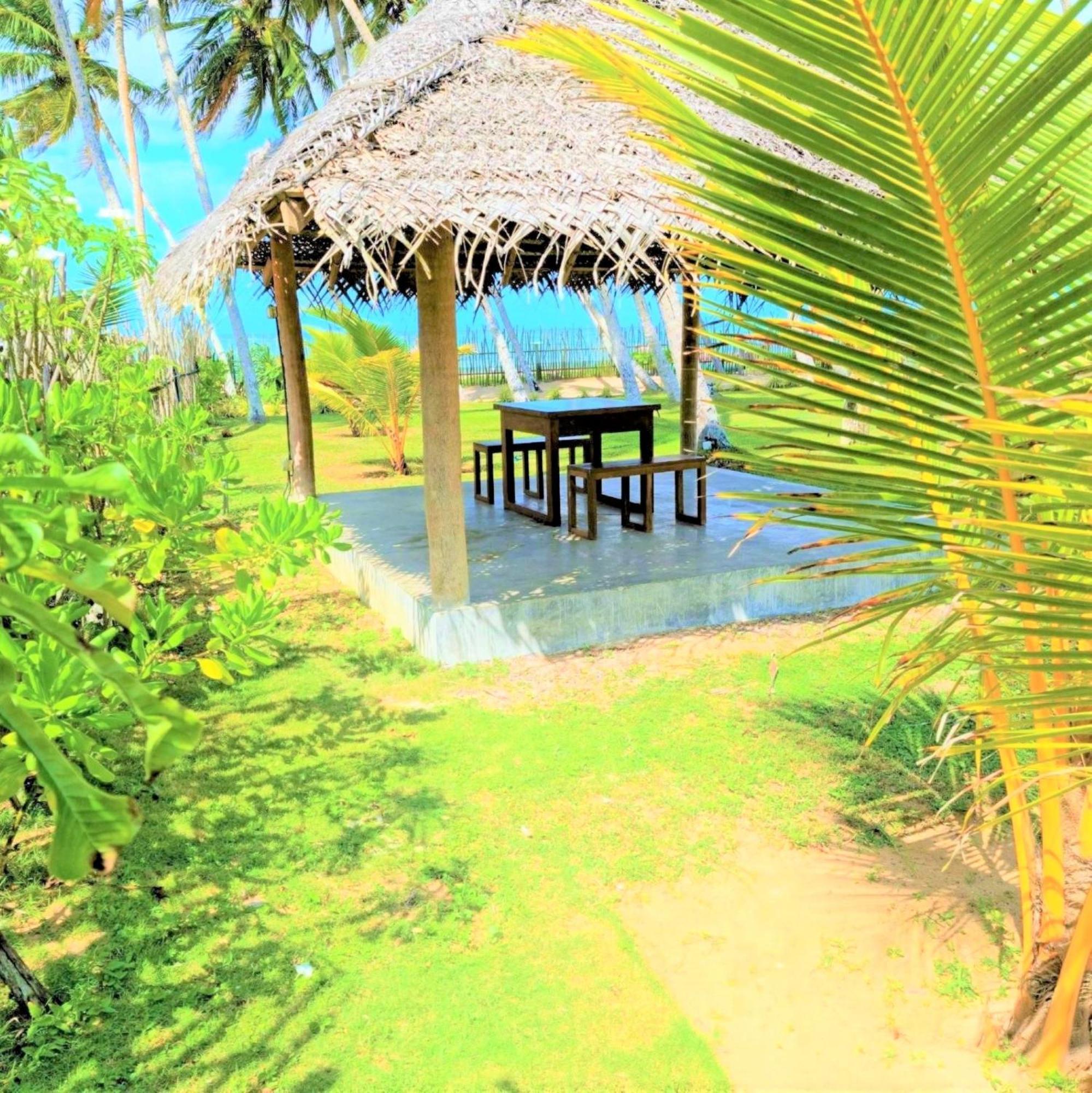 Arhimser Villa: Beachfront Bliss with Pool in Tangalle Exterior photo