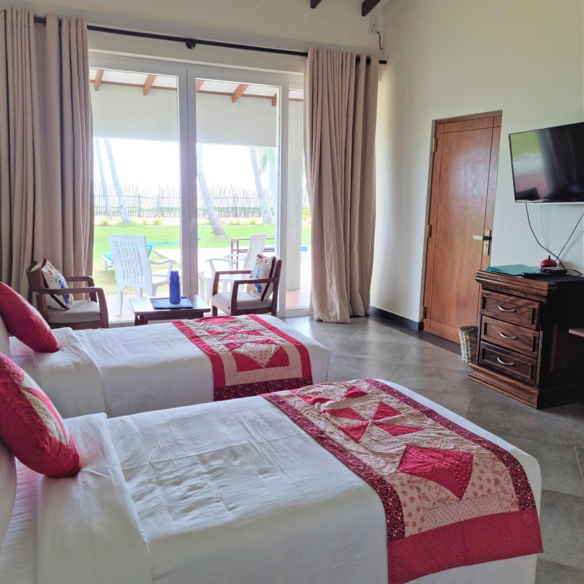 Arhimser Villa: Beachfront Bliss with Pool in Tangalle Exterior photo