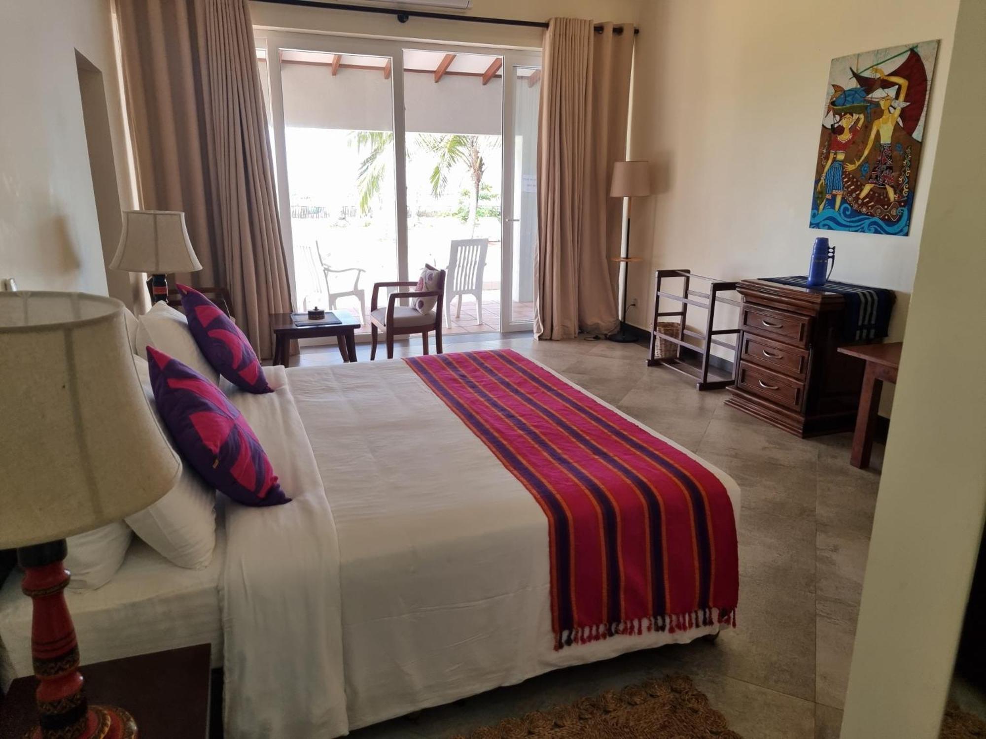 Arhimser Villa: Beachfront Bliss with Pool in Tangalle Exterior photo