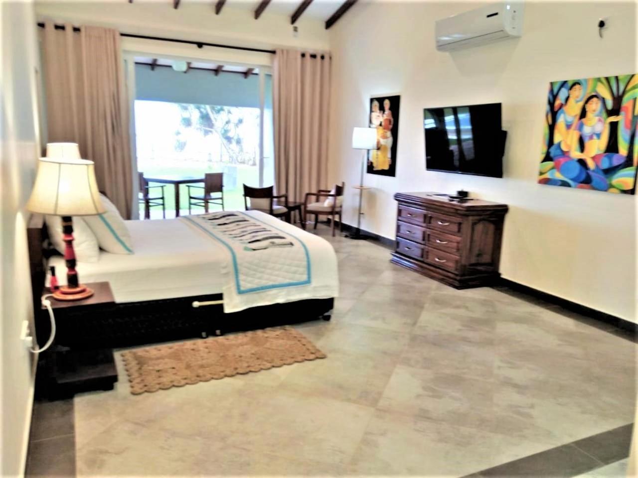 Arhimser Villa: Beachfront Bliss with Pool in Tangalle Exterior photo
