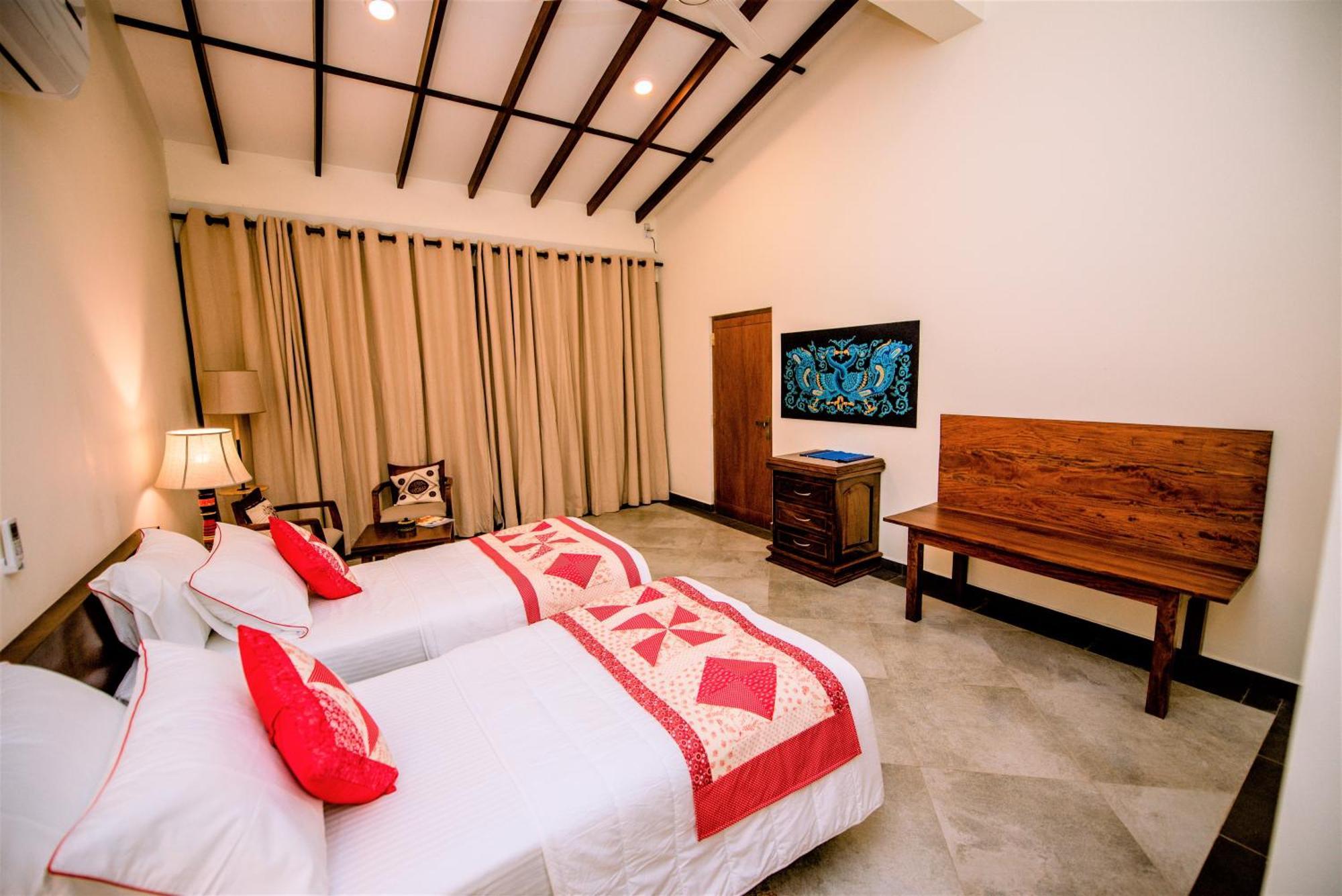 Arhimser Villa: Beachfront Bliss with Pool in Tangalle Exterior photo