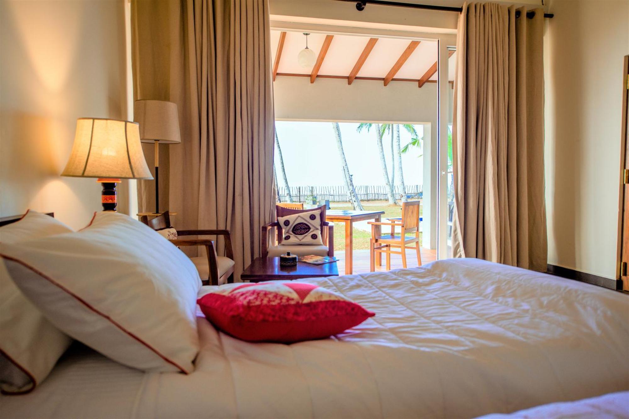 Arhimser Villa: Beachfront Bliss with Pool in Tangalle Exterior photo