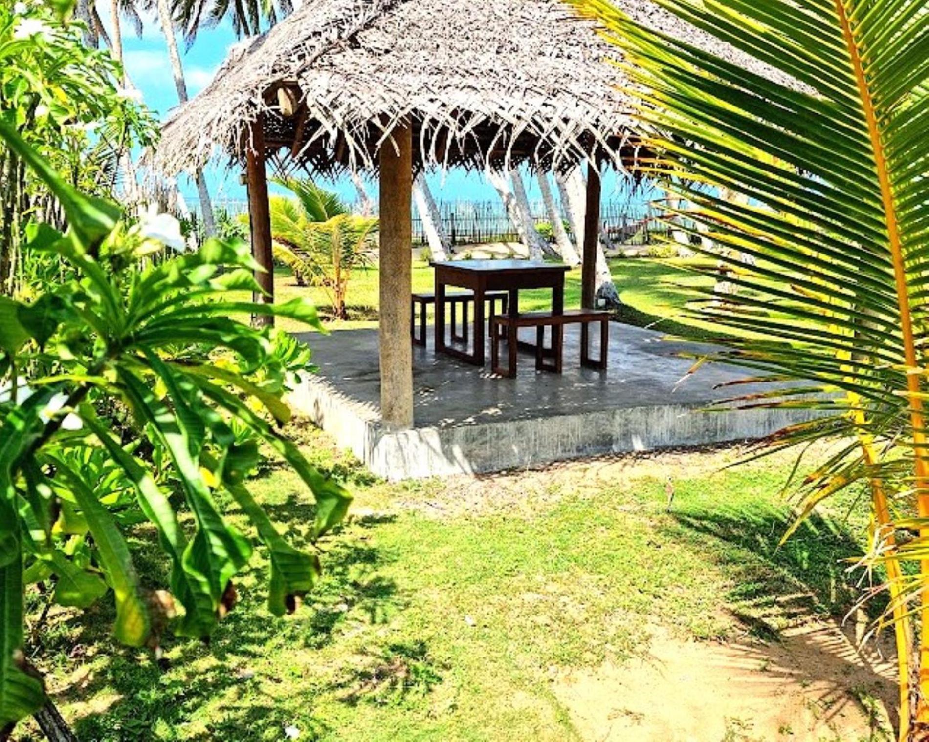Arhimser Villa: Beachfront Bliss with Pool in Tangalle Exterior photo